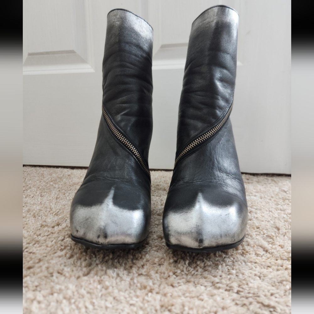 Shaguar Dorritie spiral zip ankle boot by John Fluevog - Picture 6 of 11
